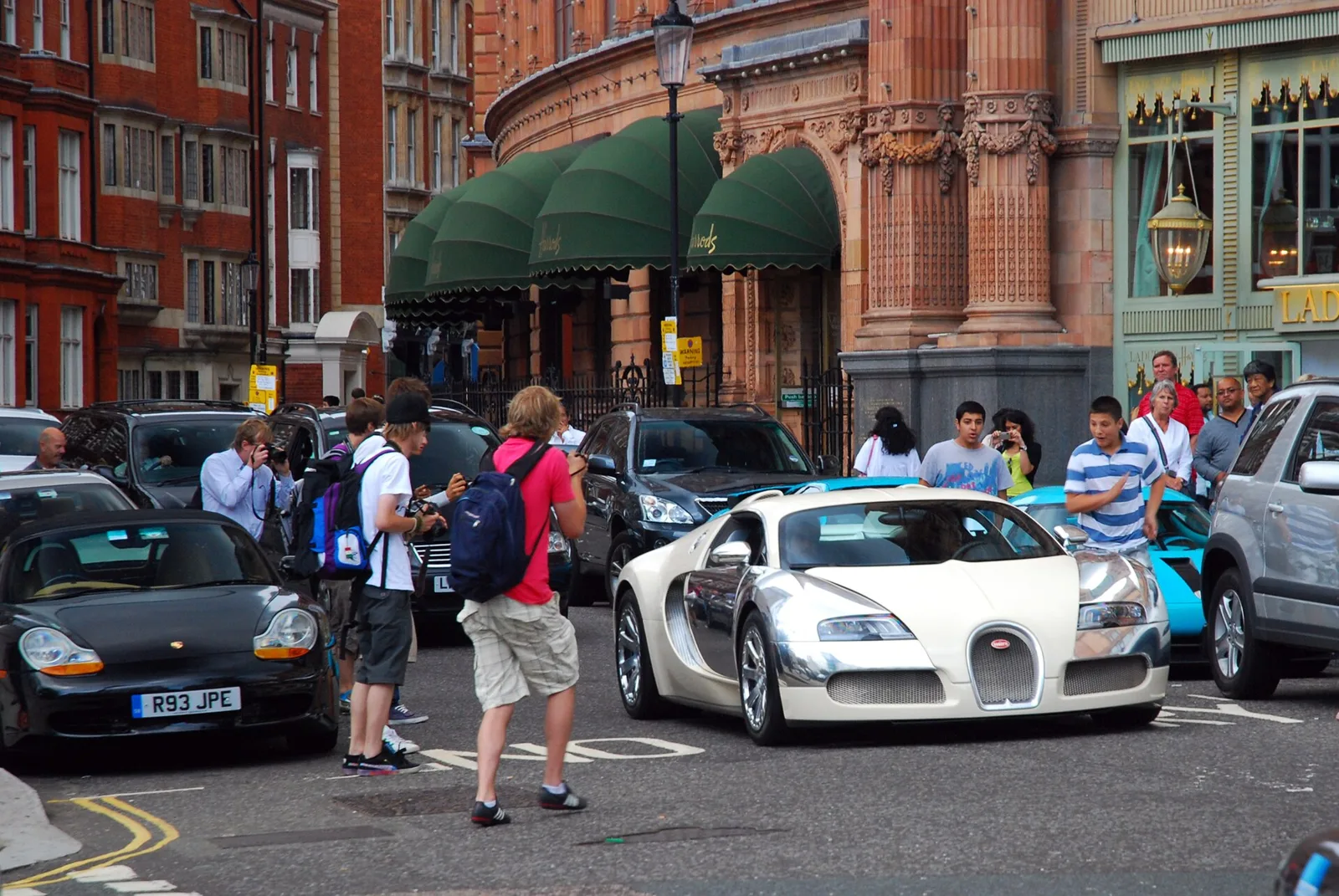 How to find rare supercars and hypercars as a car spotter